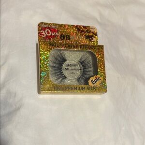 Blackpink 3D Eyelashes with Gold Packaging